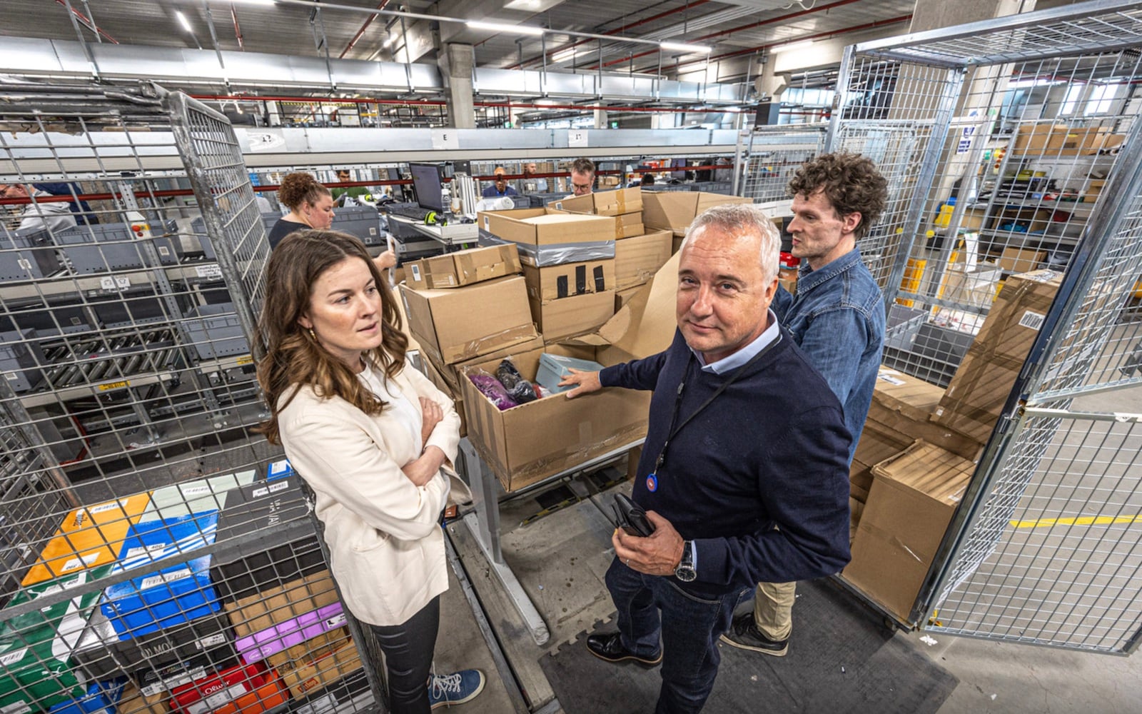 Directeur marketing Heleen Janssen en ceo Graham Harris van Wehkamp op de retourafdeling. Foto: Frans Paalman