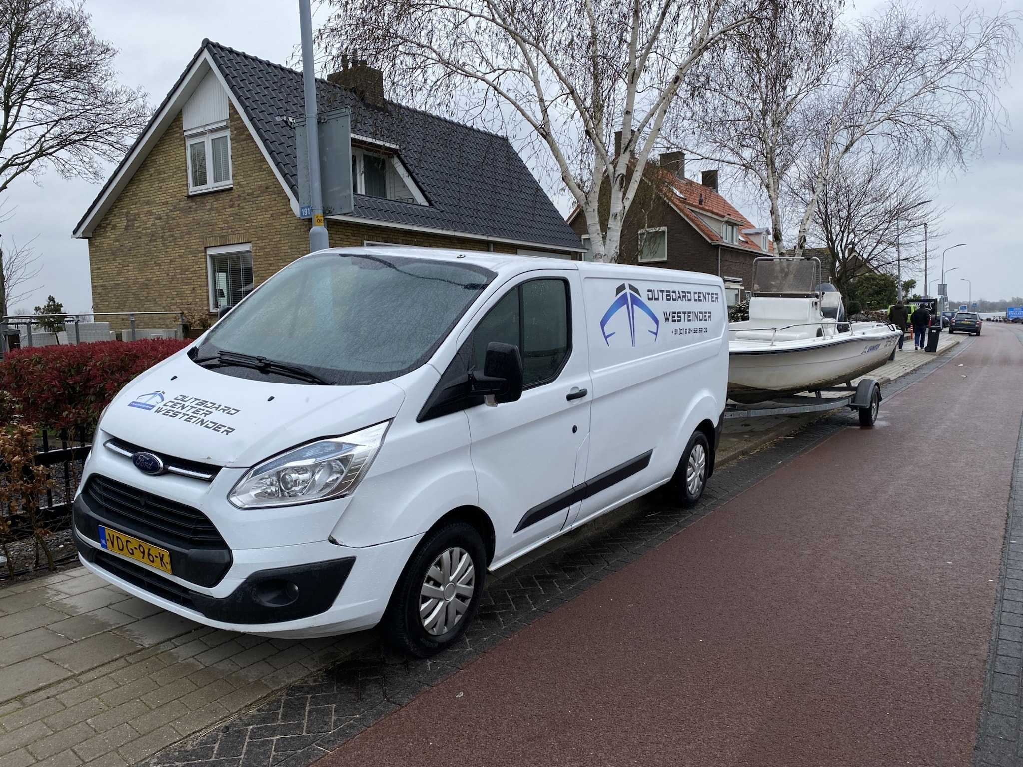 Bruggeman rijdt jaarlijks zo'n 60.000 kilometer met zijn huidige (diesel) bus met aanhanger.