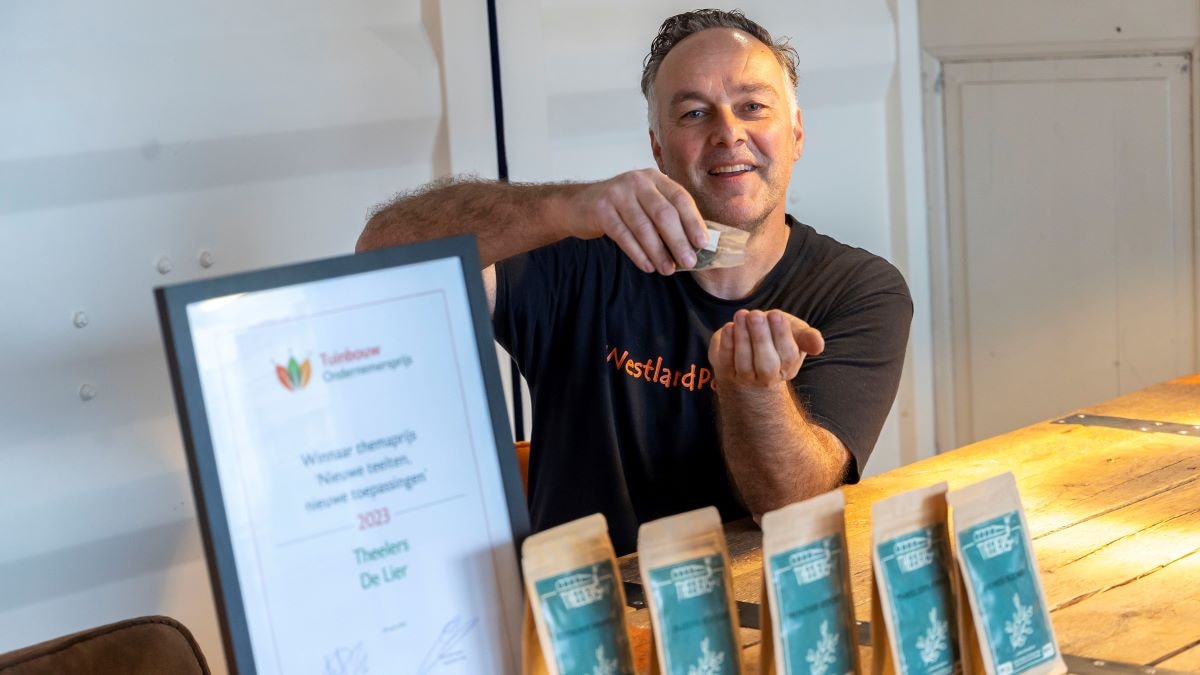 Pieter Boekestijn van Westland Peppers met thee van Theelers. Foto: Thierry Schut