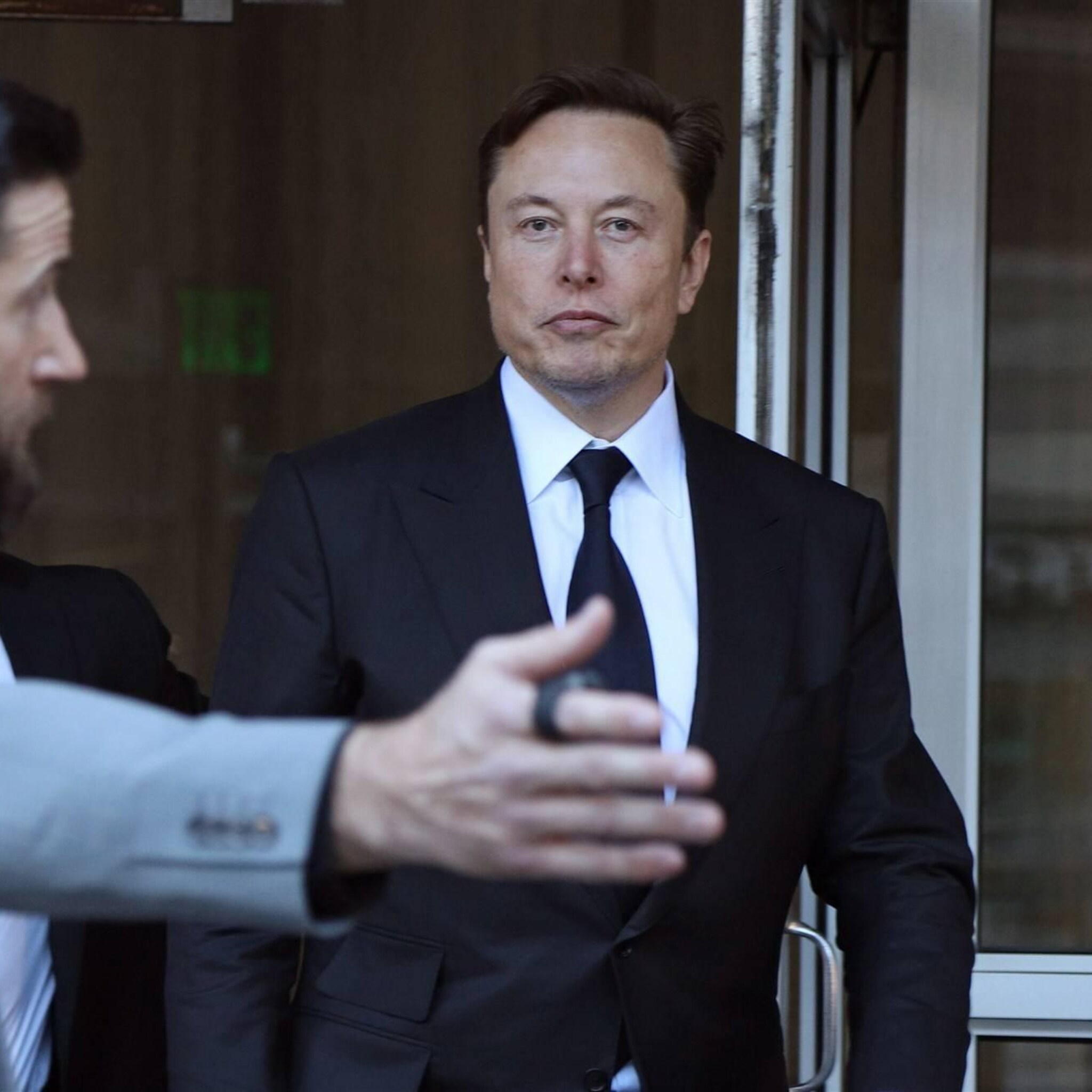 musk dreigt in een tweet met een rechtszaak tegen microsoft