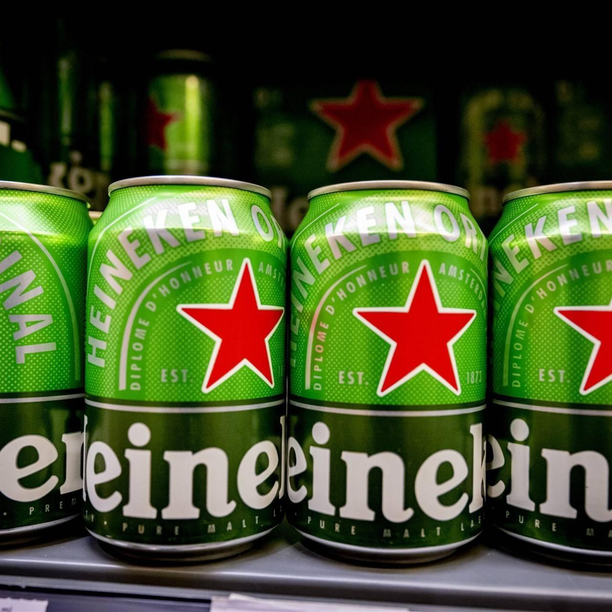 heineken verkoopt minder bier hogere prijzen stuwen omzet