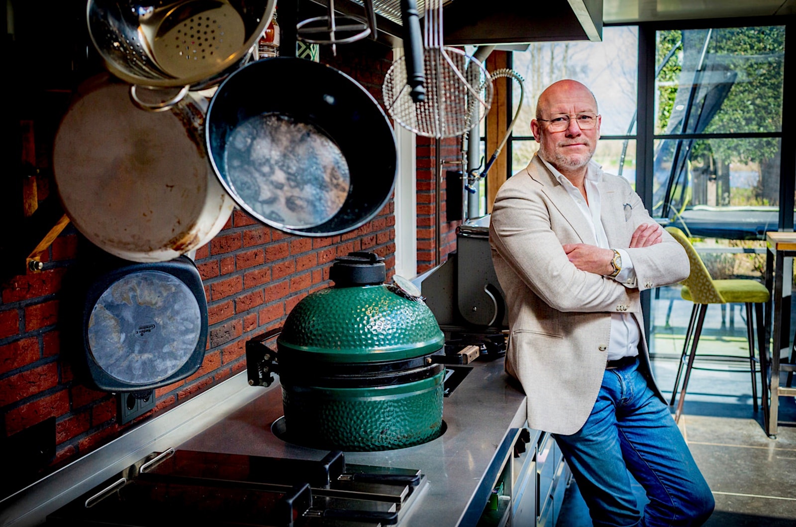 Bjorn thuis in zijn woonkeuken. Foto: Milan Rinck