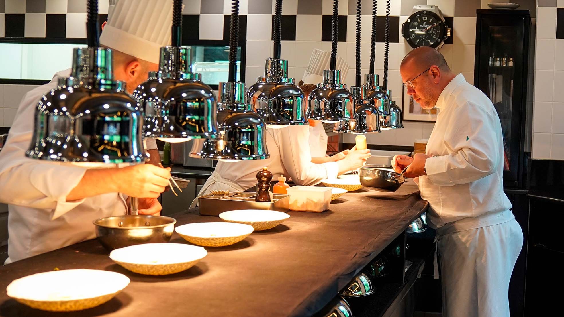 Franse driesterren Michelin-chef Arnaud Lallement maakt borden klaar in zijn restaurant Michelin L'Assiette Champenoise