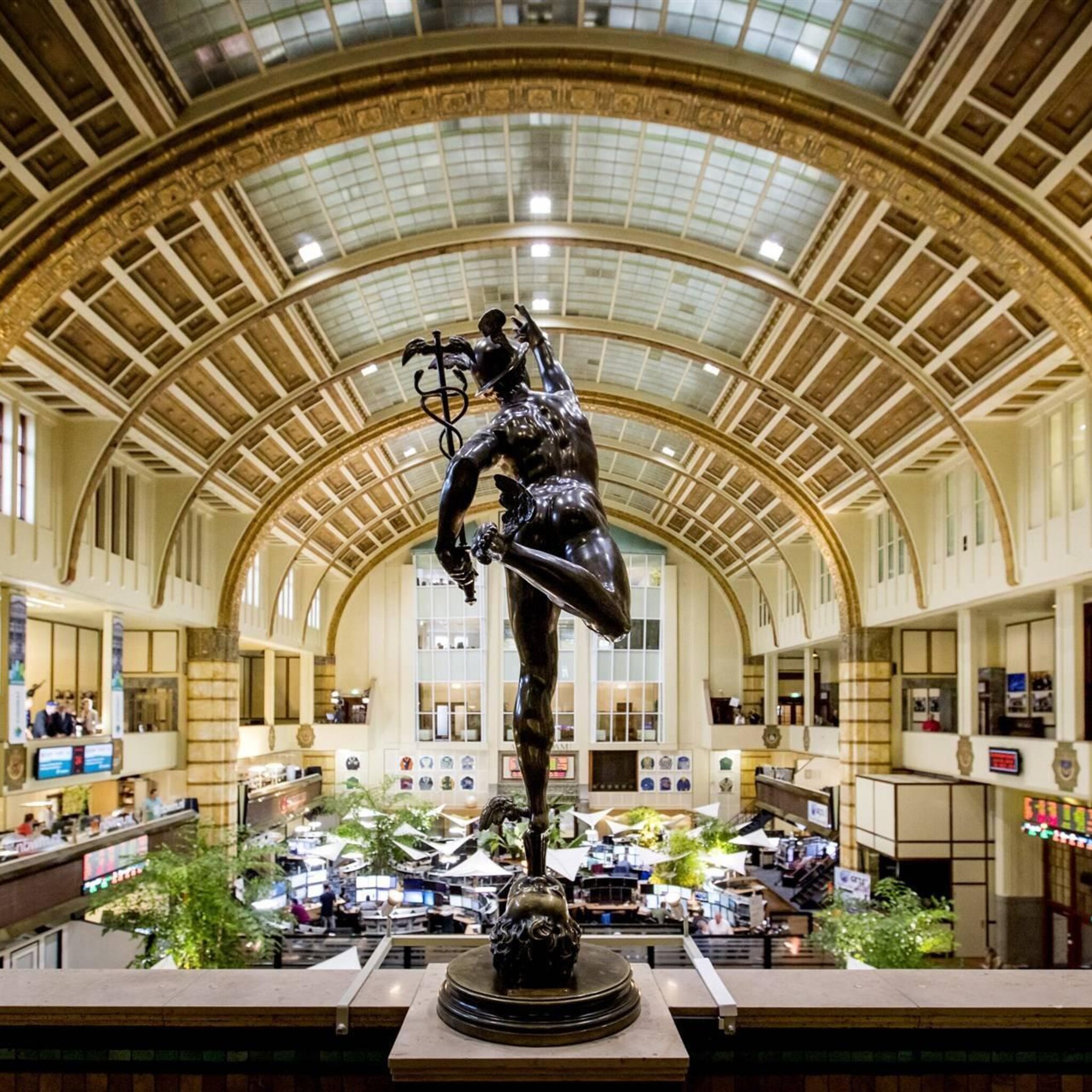 aex begint licht hoger in afwachting van cijferstroom