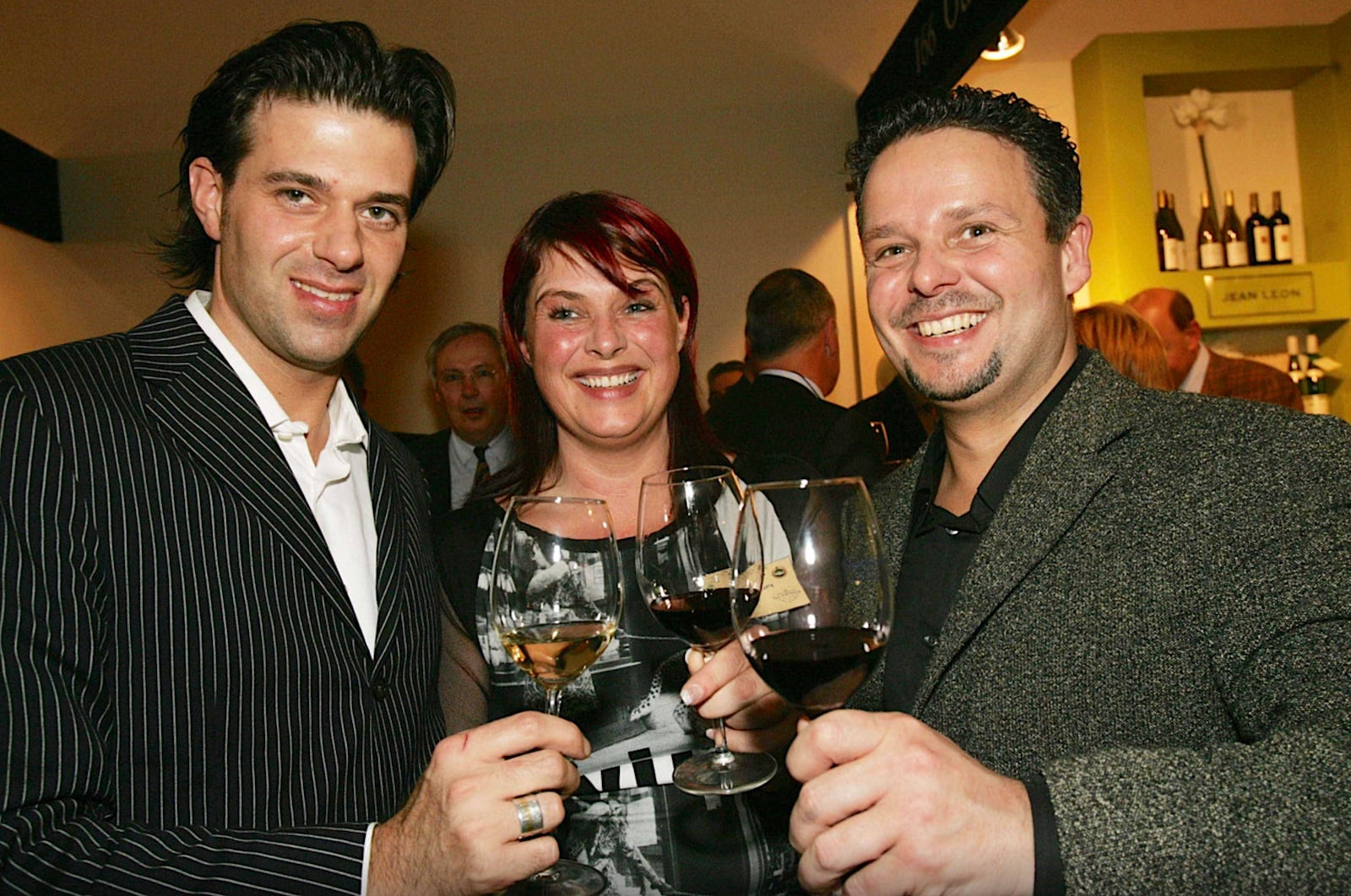 Edwin (rechts) en Blanche Vinke proosten samen met Sergio Herman op het behalen van de eerste Michelinster in 2005. Foto: Frits Widdershoven