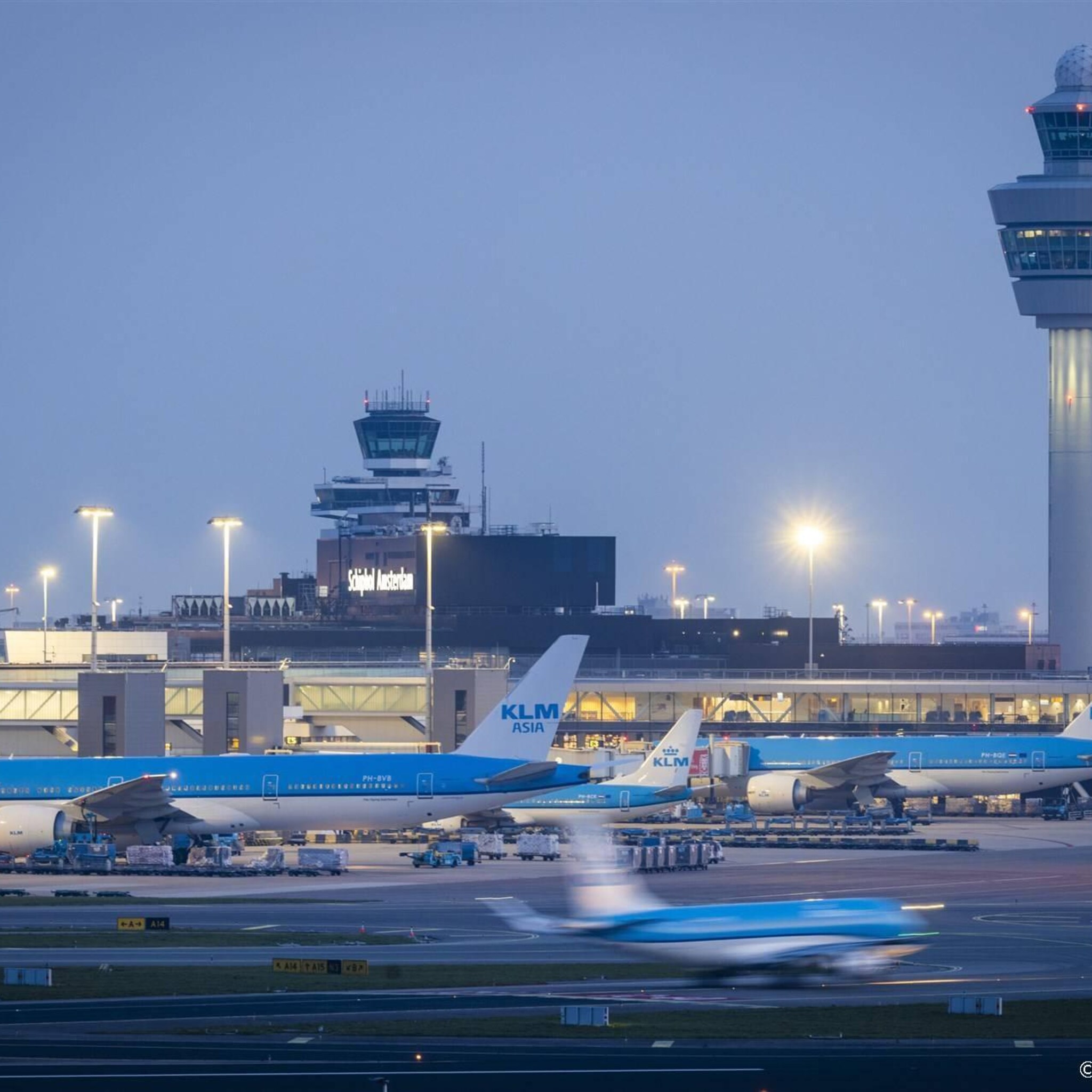 nederlanders mijden schiphol in meivakantie om verwachte drukte
