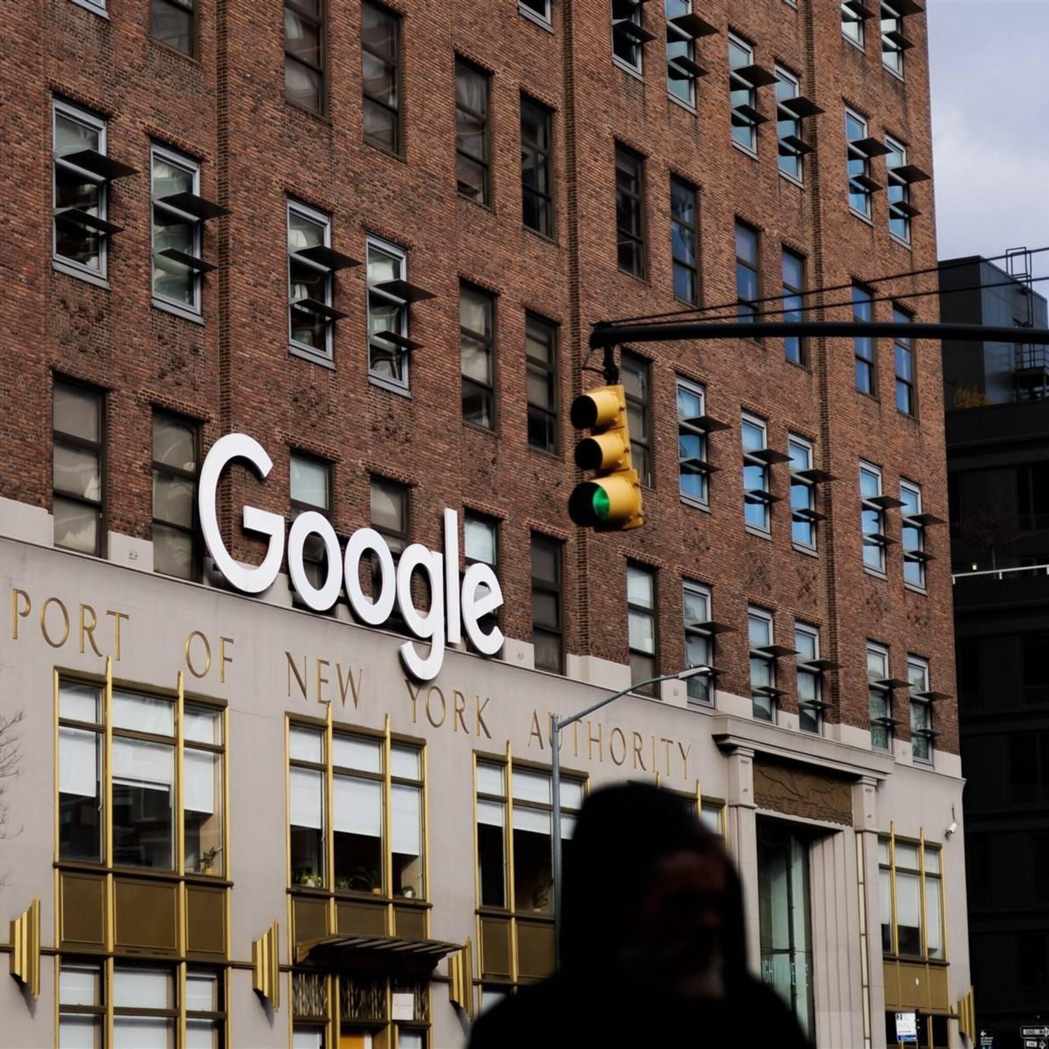 google moederbedrijf zakt op terughoudend wall street