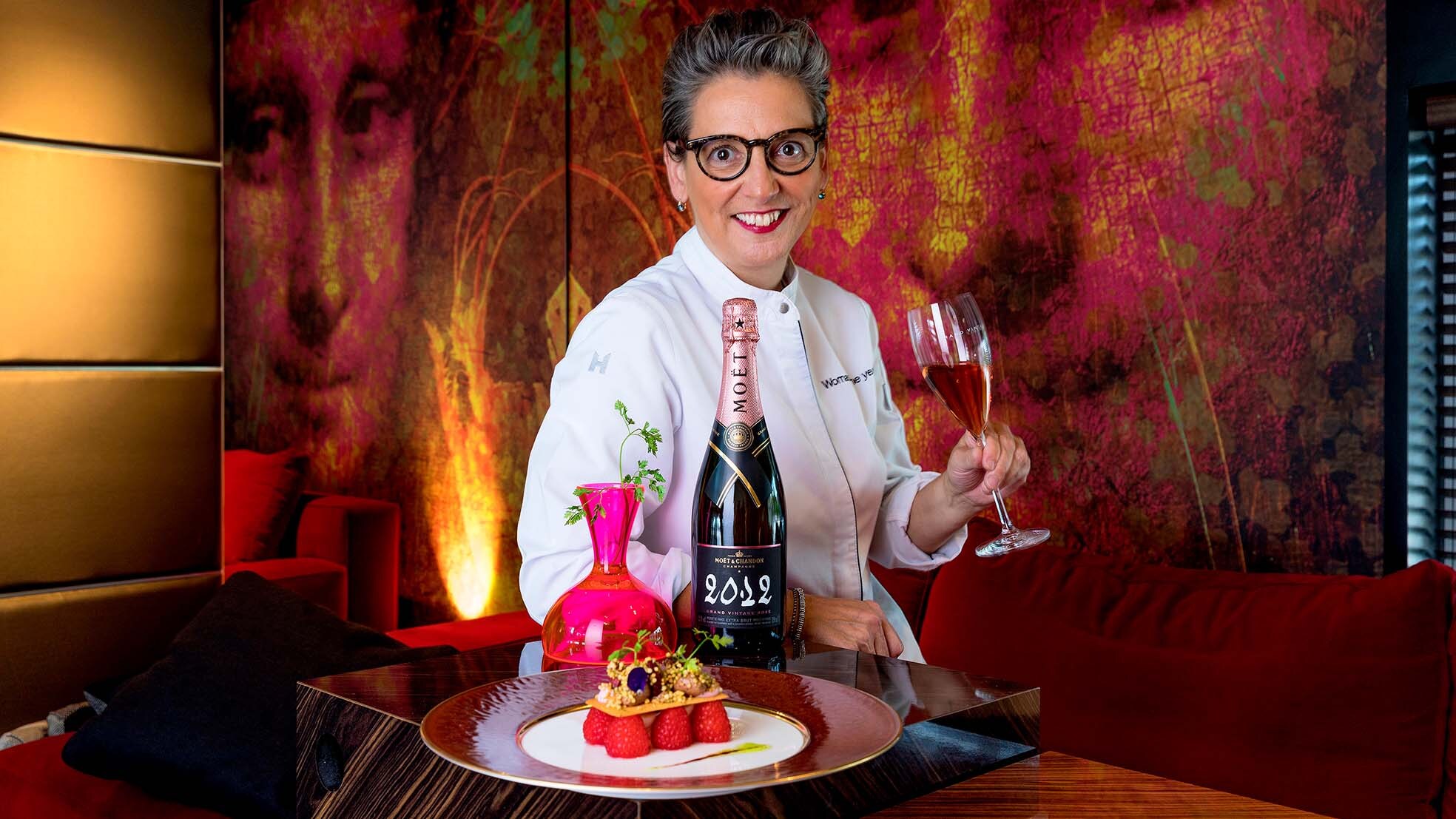 Margo Reuten, de trotse mede-eigenaar van sterrestaurant Da Vinci in Maasbracht.