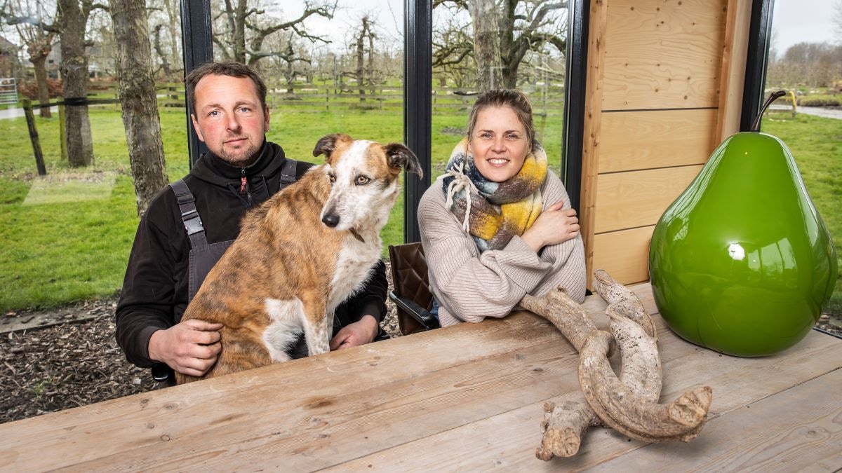 Richard Schouten en Nienke de Bueger met hond aan tafel. Foto: Inge Dingena Mol