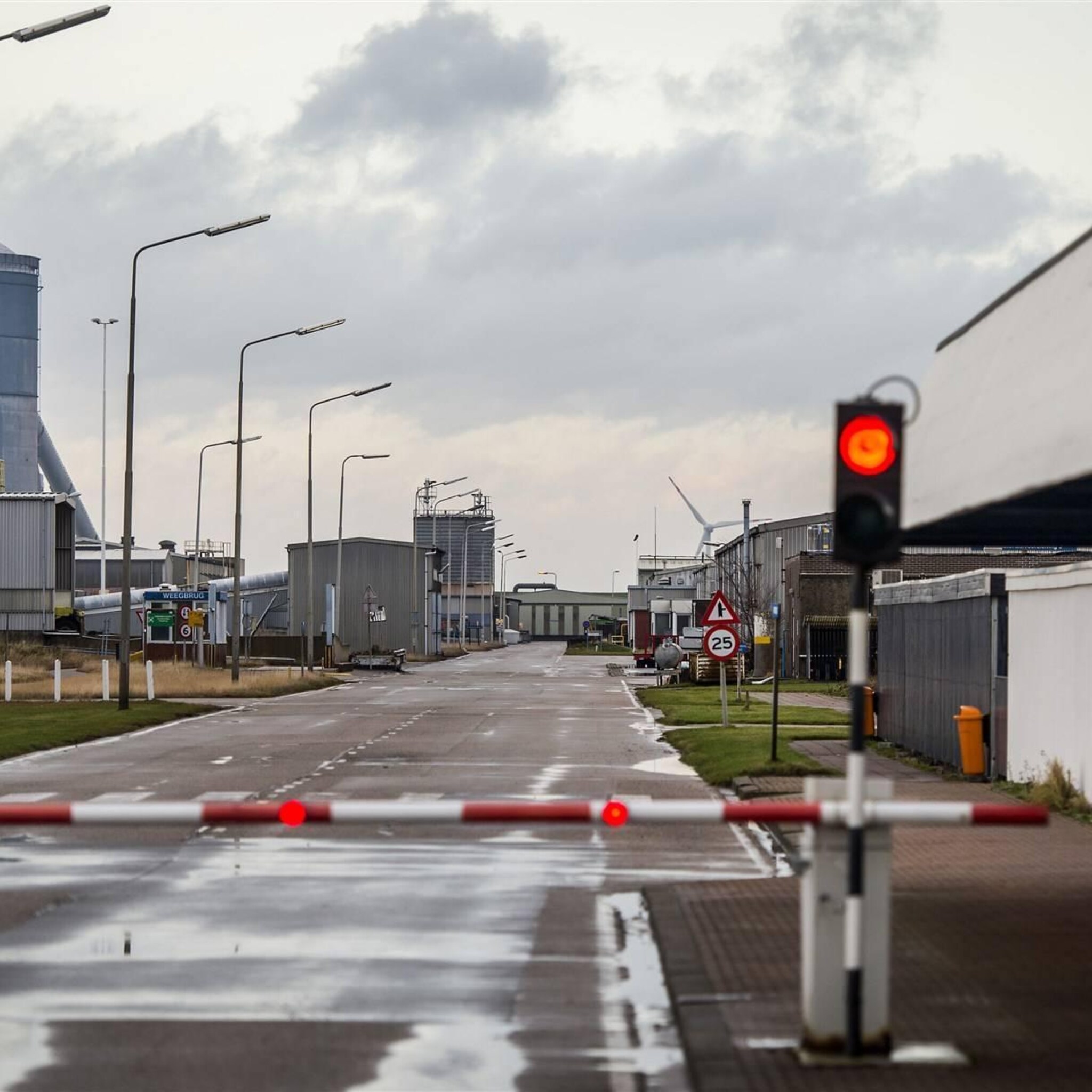 grote batterij op terrein failliete aluminiumfabriek aldel