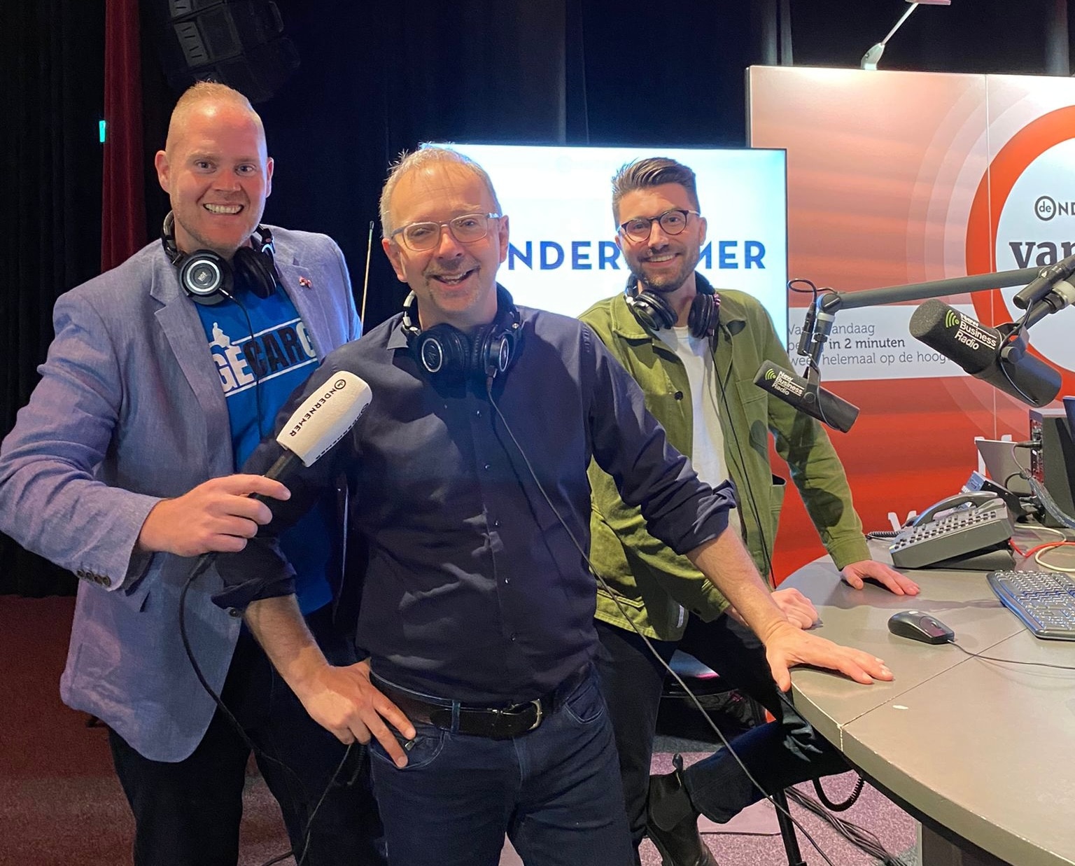 De Dag van de ZZP'er, live vanuit Hart van Holland, met presentatoren Jonathan van Noord (rechts), Roland Tameling (links) en Robert van den Ham (midden).