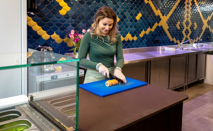 Ook al heeft ze tegenwoordig een team: Romy staat nog graag zelf in de keuken om haar sushirolls te maken. Foto: Roel Dijkstra