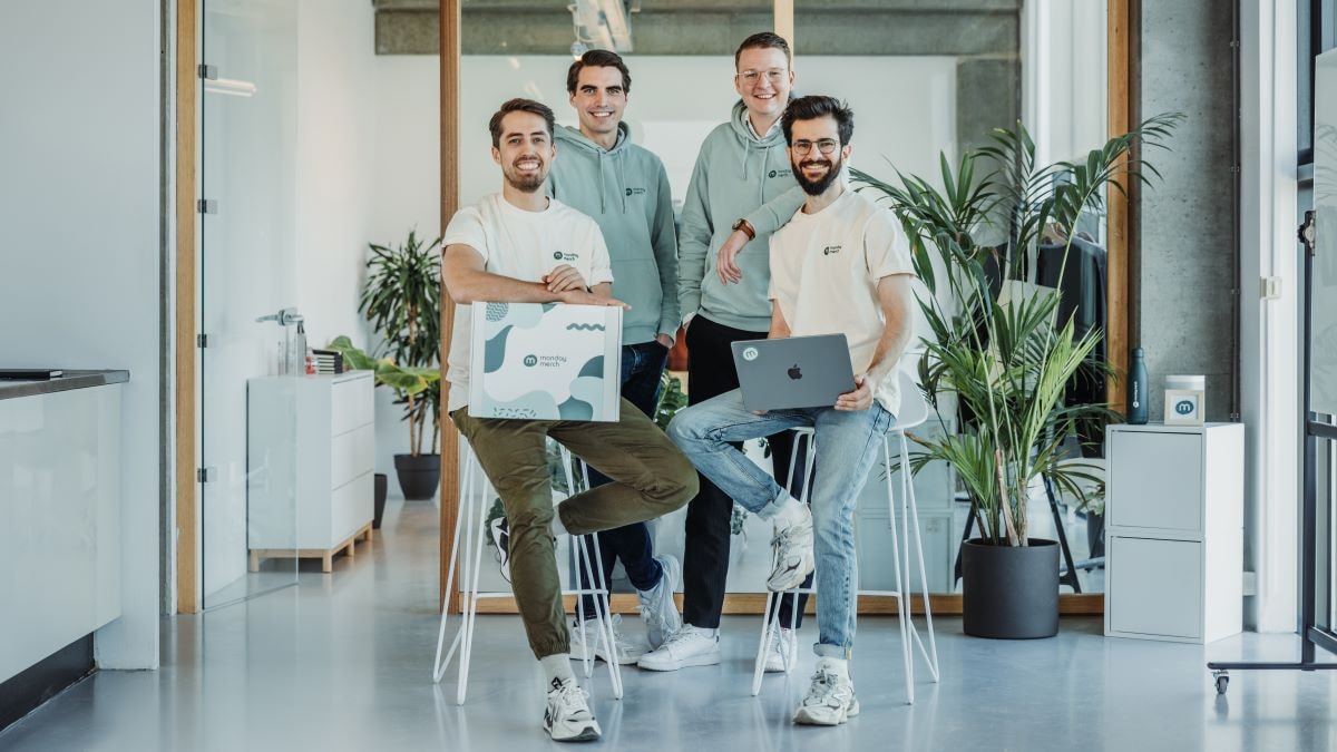 Van links naar rechts: Jeroen Westerbeek, Florian Frenken, Kevin van der Veer en Daniël Salimian van Monday Merch. Foto: Monday Merch