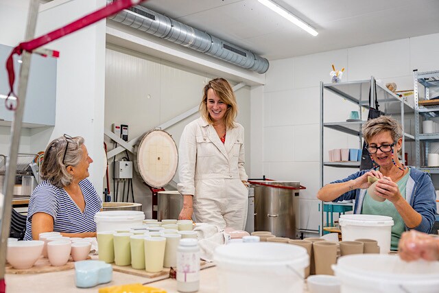 De werkplaats van Stichting echtWaar, met in het midden Carlijn Kloet. Foto: Niels Priem