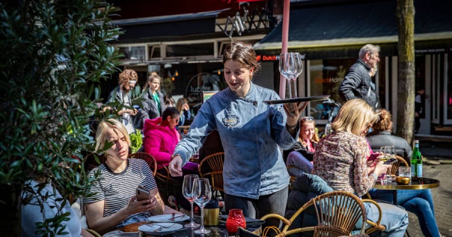 Volle terrassen, zoals hier in Eindhoven. Zodra de zon schijnt, kunnen medewerkers in de horeca flink aan de bak. Gelukkig is er weer meer personeel beschikbaar. Foto: Juan Vrijdag/DCI Media