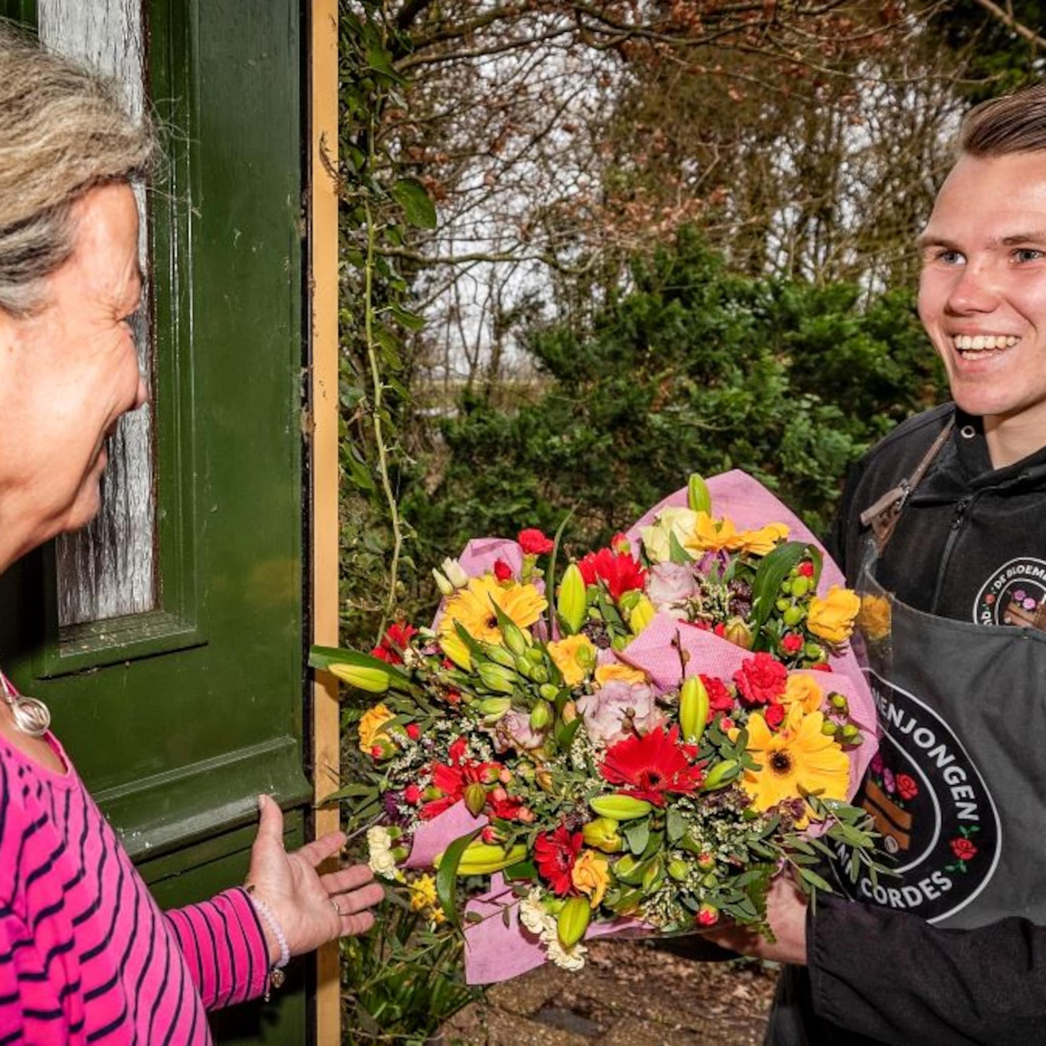quinn 22 beleeft fleurig ondernemerssucces met verkoop van bloemen langs de deur