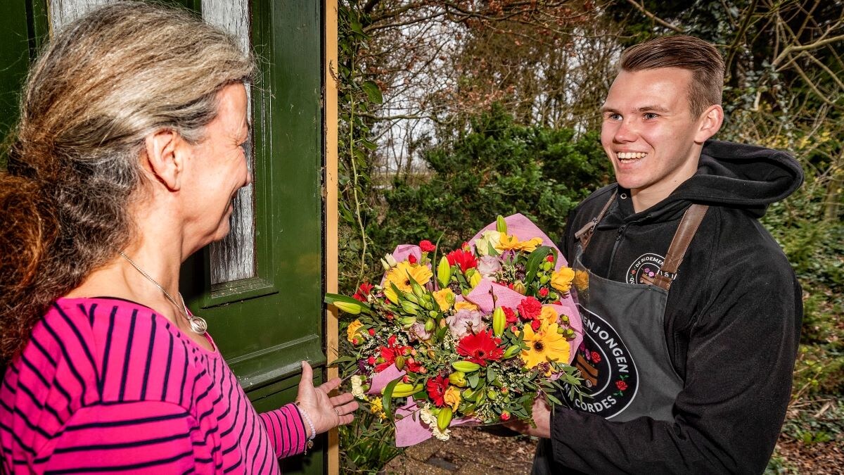 Quinn verkocht als 12-jarige al bloemen aan de deur. Nu is hij bezig een netwerk op te zetten voor bloemenverkoop aan huis. Foto: Peter Franken