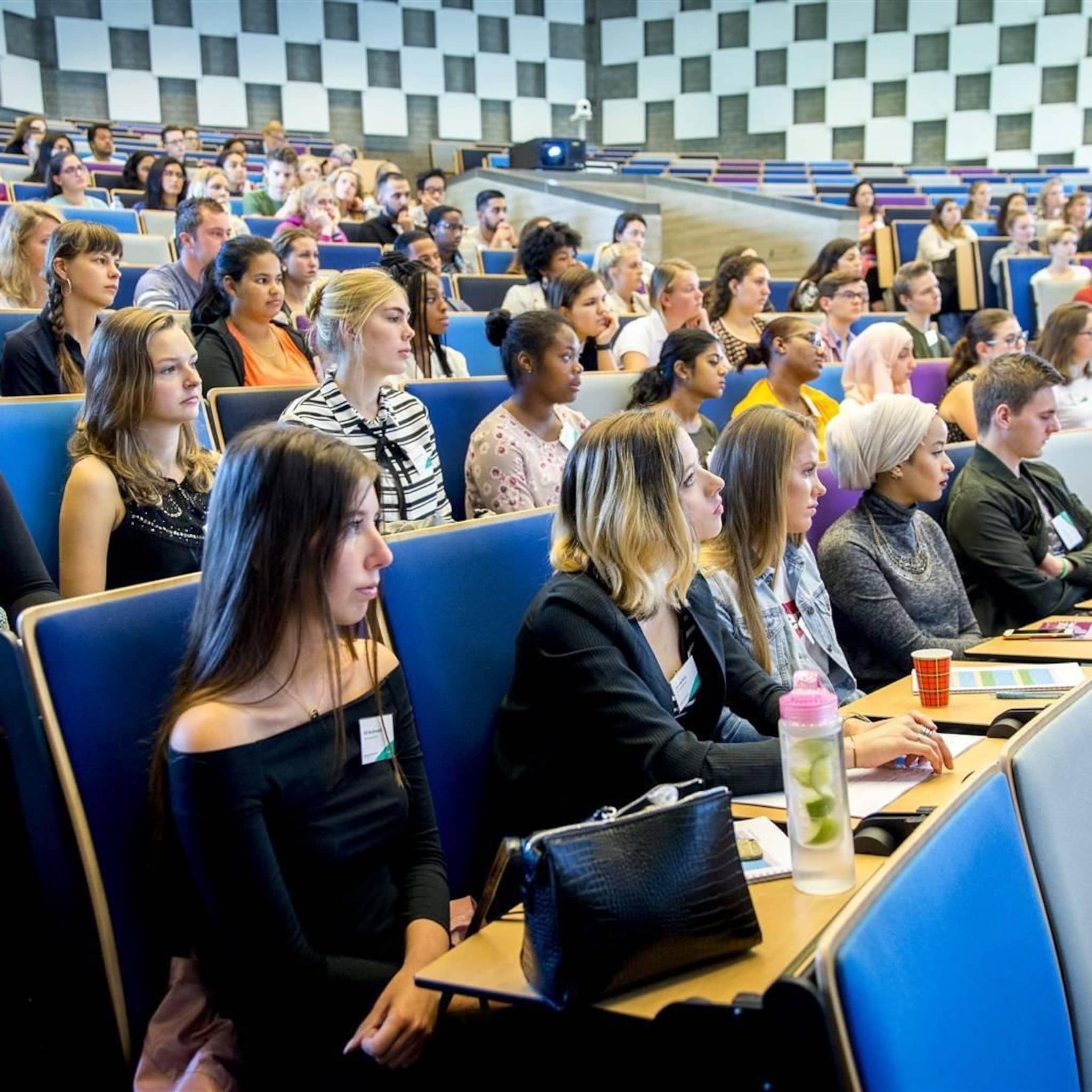 cbs vrouwen gaan in jaren na afstuderen vaker in deeltijd werken