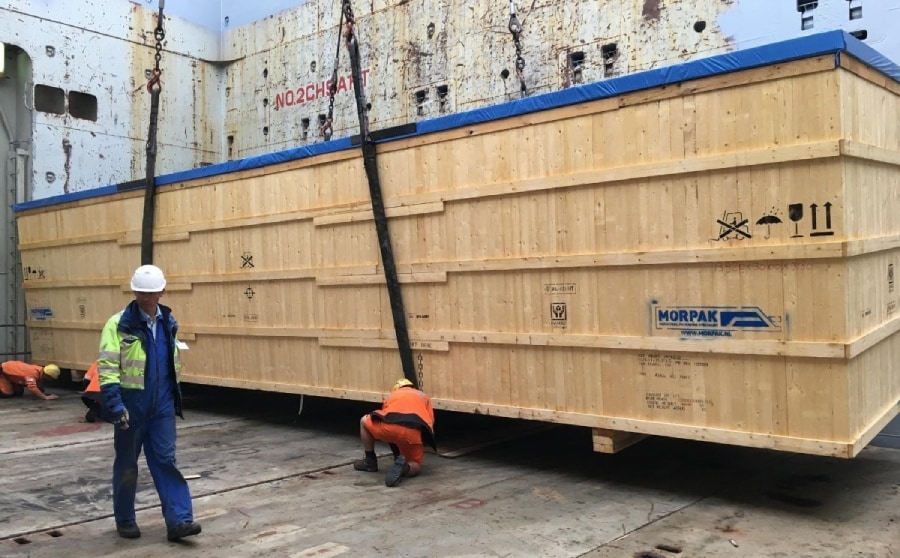 Een machine die zó groot en zwaar is dat ze een transportkist eromheen moeten bouwen. Foto: Tenfold