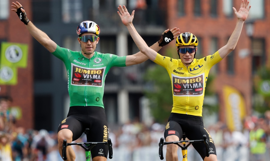 Groenetruiwinnaar Wout van Aert en geletruiwinnaar Jonas Vingegaard komen samen over de finish. Foto: ANP.