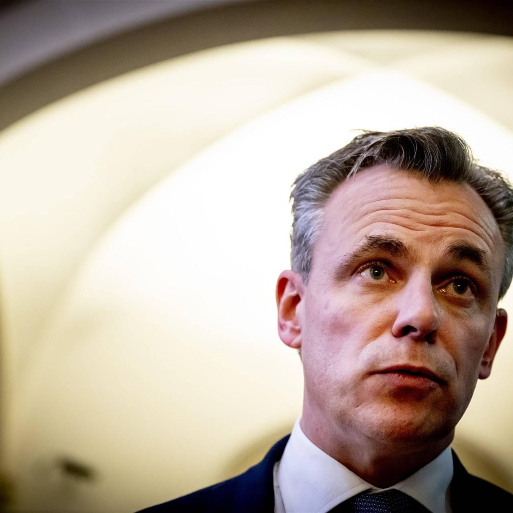 harbers in beroep tegen uitspraak over krimp schiphol