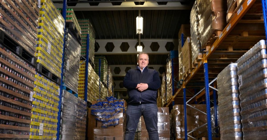 Directeur Bert Hesselink van Die Grenze, de 'koning van de restpartij', heeft 15 miljoen oude blikjes zonder statiegeld opgekocht. In Peize staat een deel van de voorraad opgeslagen. Foto: Carlo ter Ellen DTCT