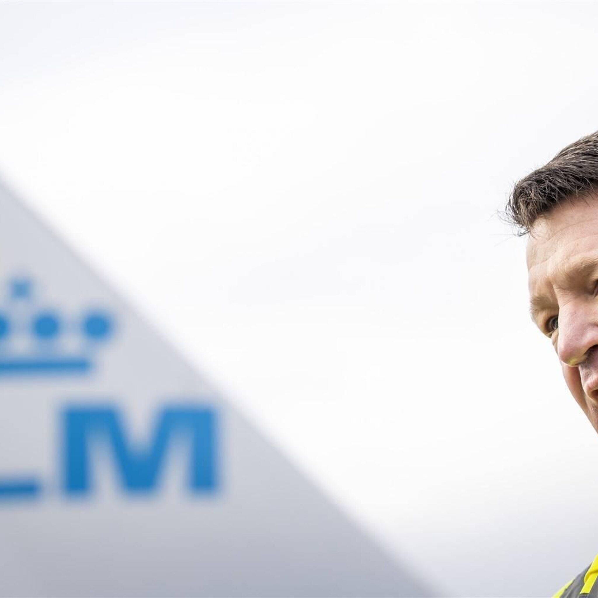 loon en transitievergoeding oud topman klm bijna 1 4 miljoen euro