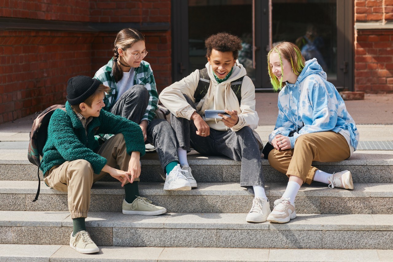 Docenten van TMI behandelen voor het voortgezet onderwijs onderwerpen als desinformatie, online shaming, online verslaving en de manier waarop influencers reclame maken. Ook cybercriminaliteit en doxing, het ongewenst delen van privé-informatie, komen aan bod. Foto: Shutterstock.
