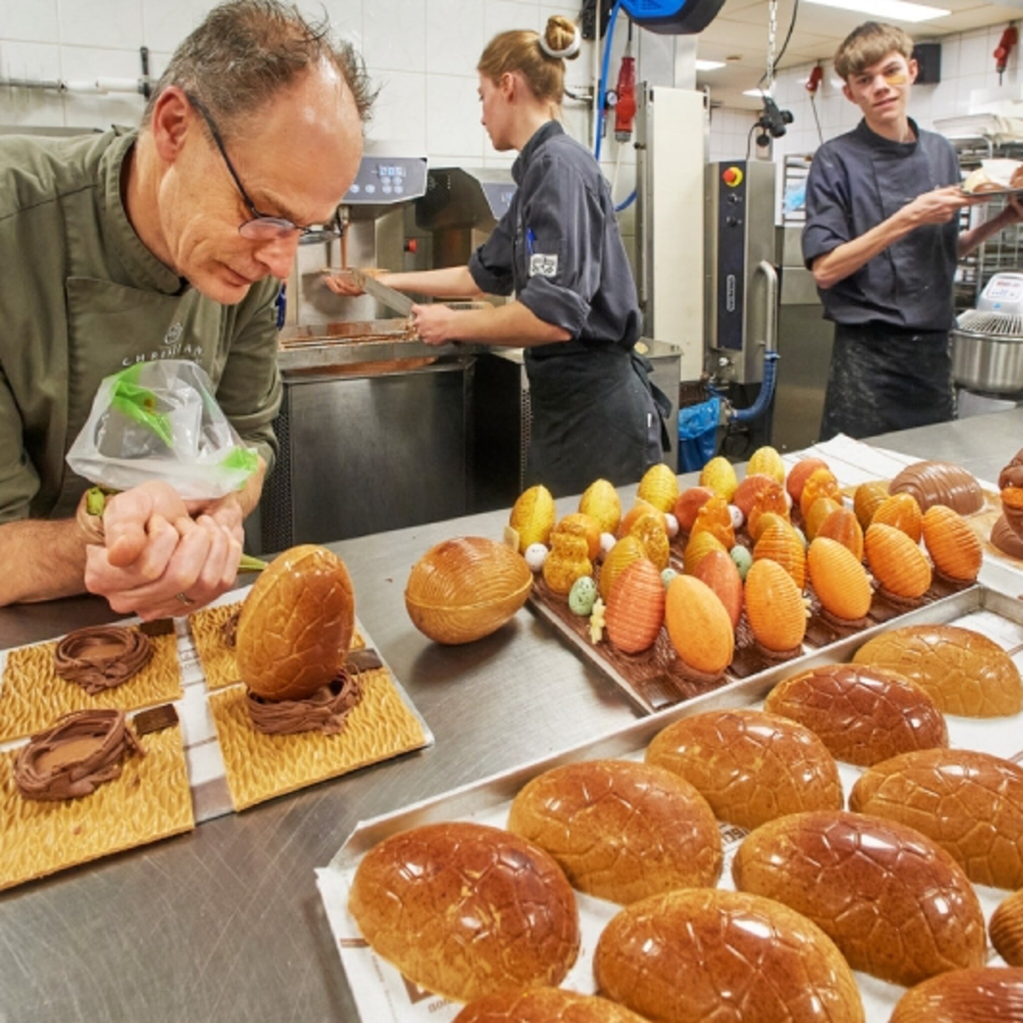 chocolatier christian maakte deze week al 25 000 chocolade paaseieren