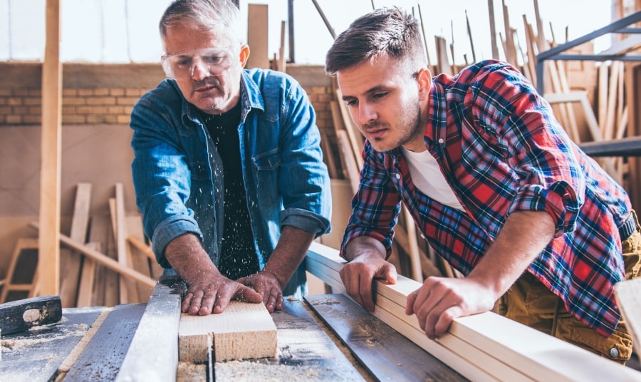 Meer dan de helft van de mannen neemt vader of zoon liever niet in dienst. Foto: Shutterstock.
