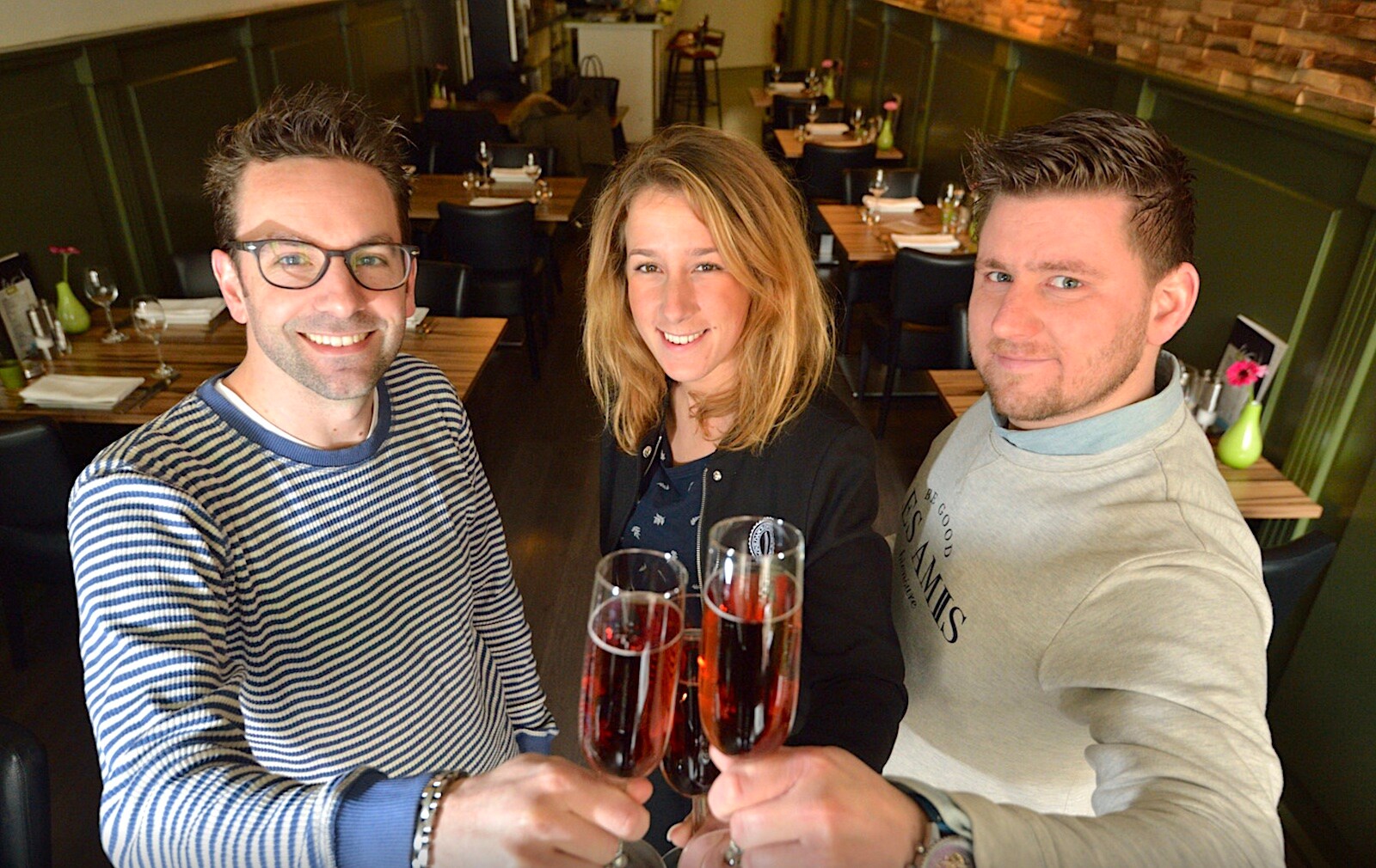 Een feestelijke toost in 2016 voor Viktor Tijlbout (rechts) en Jenny Engel bij de overname van het pand in Gouda van Jeroen Hakker. Foto: Pim Mul