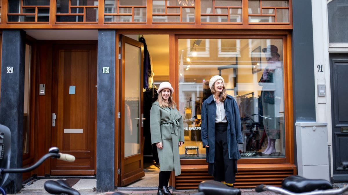 Laura Suijkerbuijk en Monique Drent voor hun winkel. Foto: The Swapshop