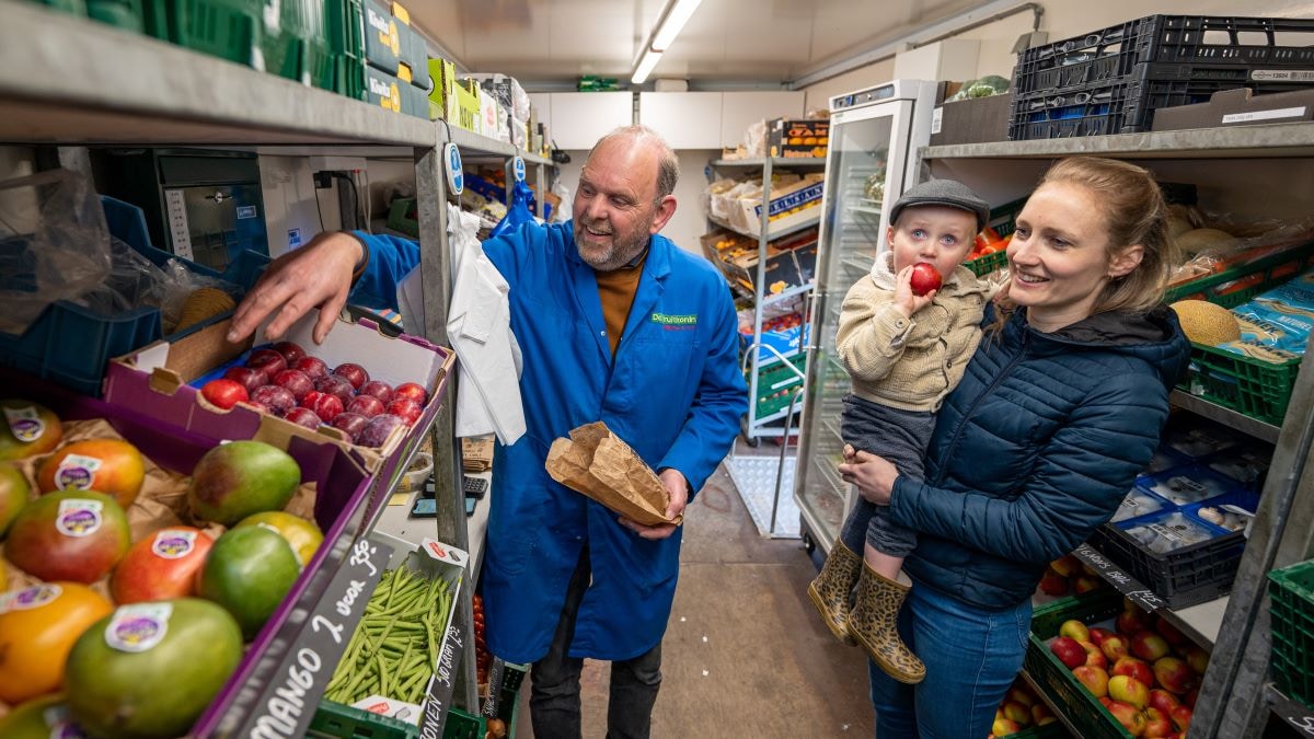 De Fruitkoning in actie: de ene na de andere tas wordt gevuld met heerlijk fruit. Foto: Wouter Borre
