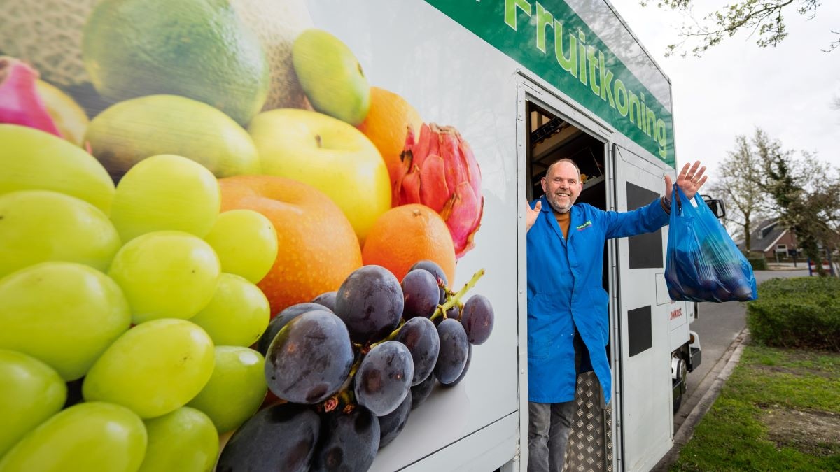 Rijssenaar Aart Beumer brengt als De Fruitkoning zijn verse waren aan huis in een speciale vrachtwagen. Foto: Wouter Borre