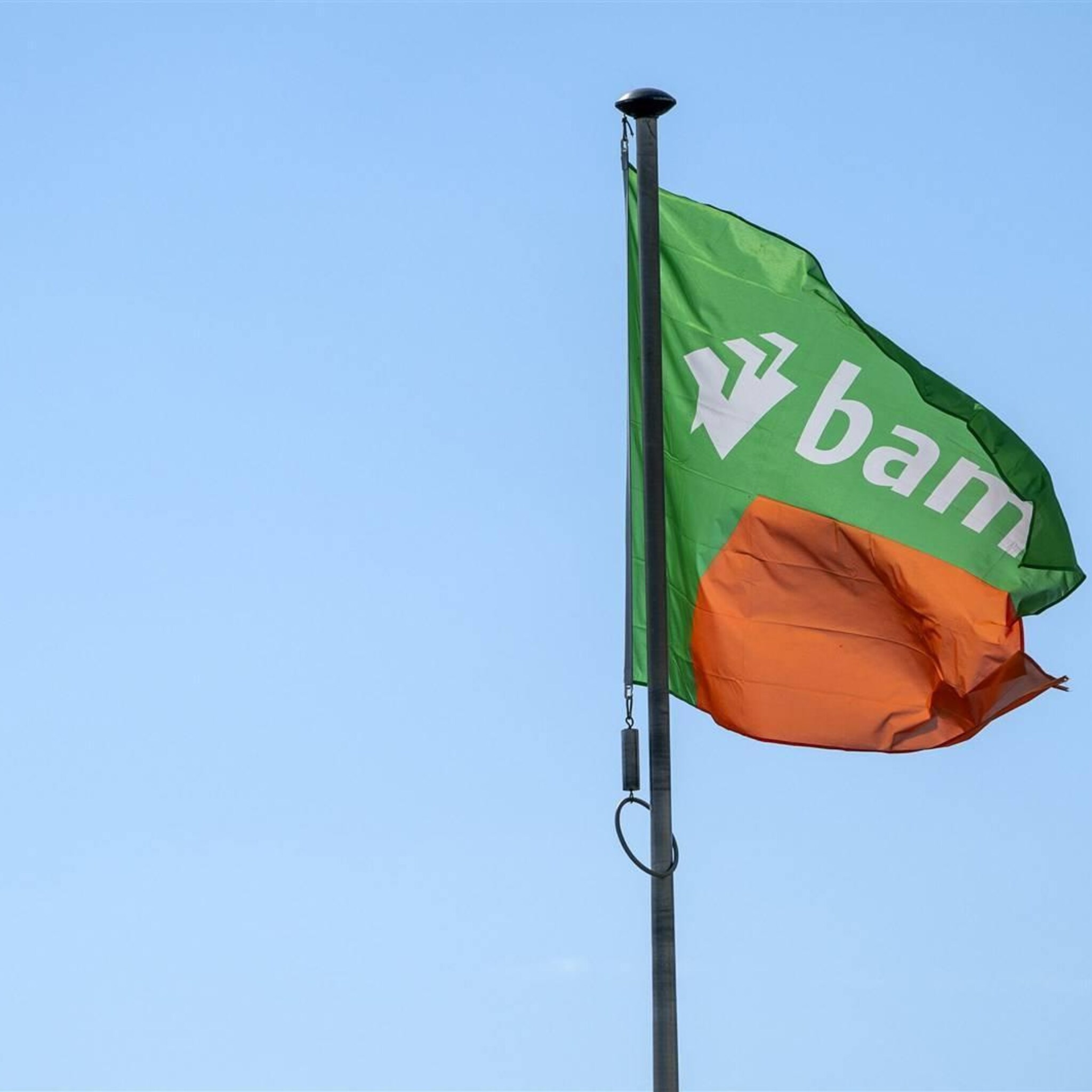 bouwbedrijf bam verliest op somber gestemd damrak
