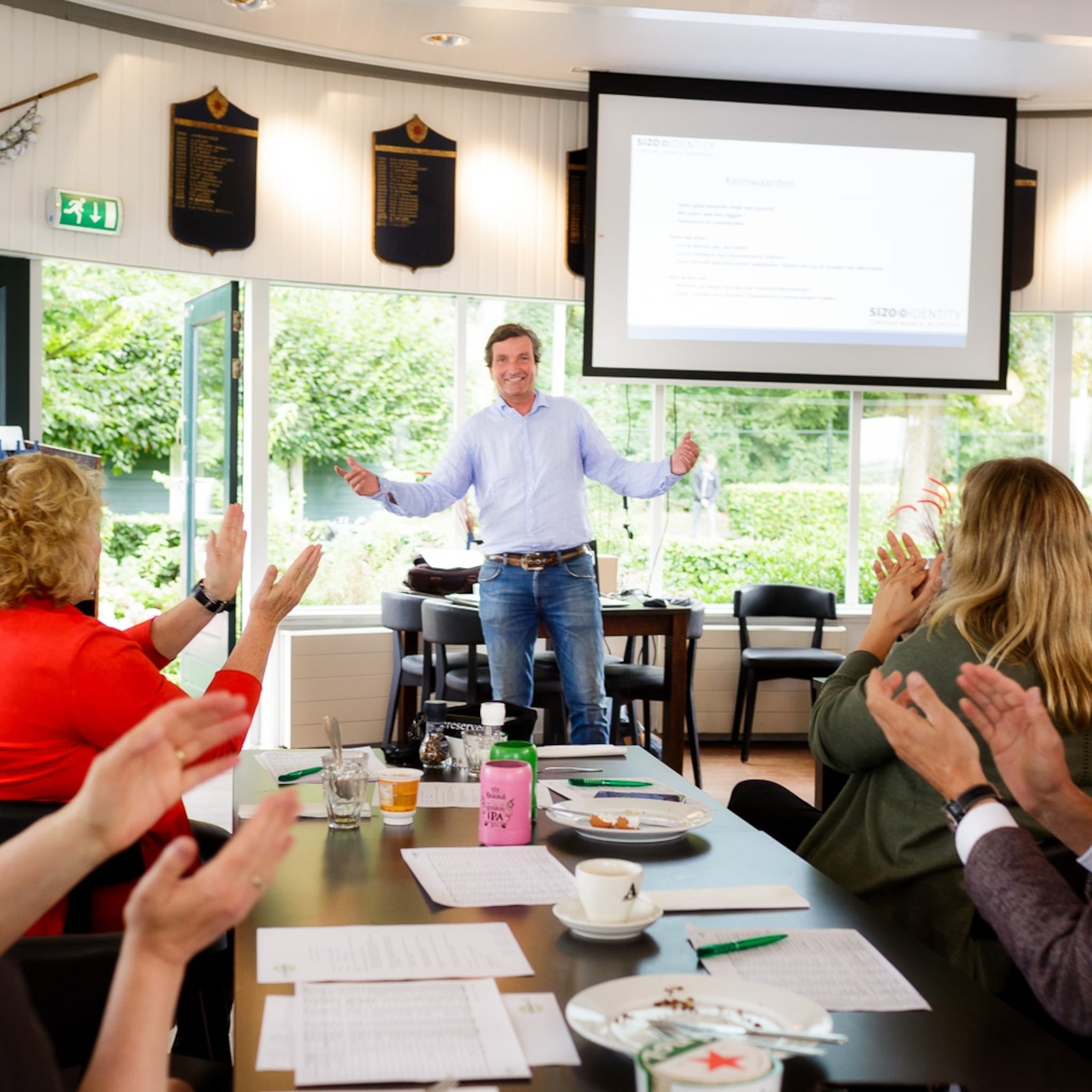 business open ontspannend netwerken door ondernemers met een hoog resultaat