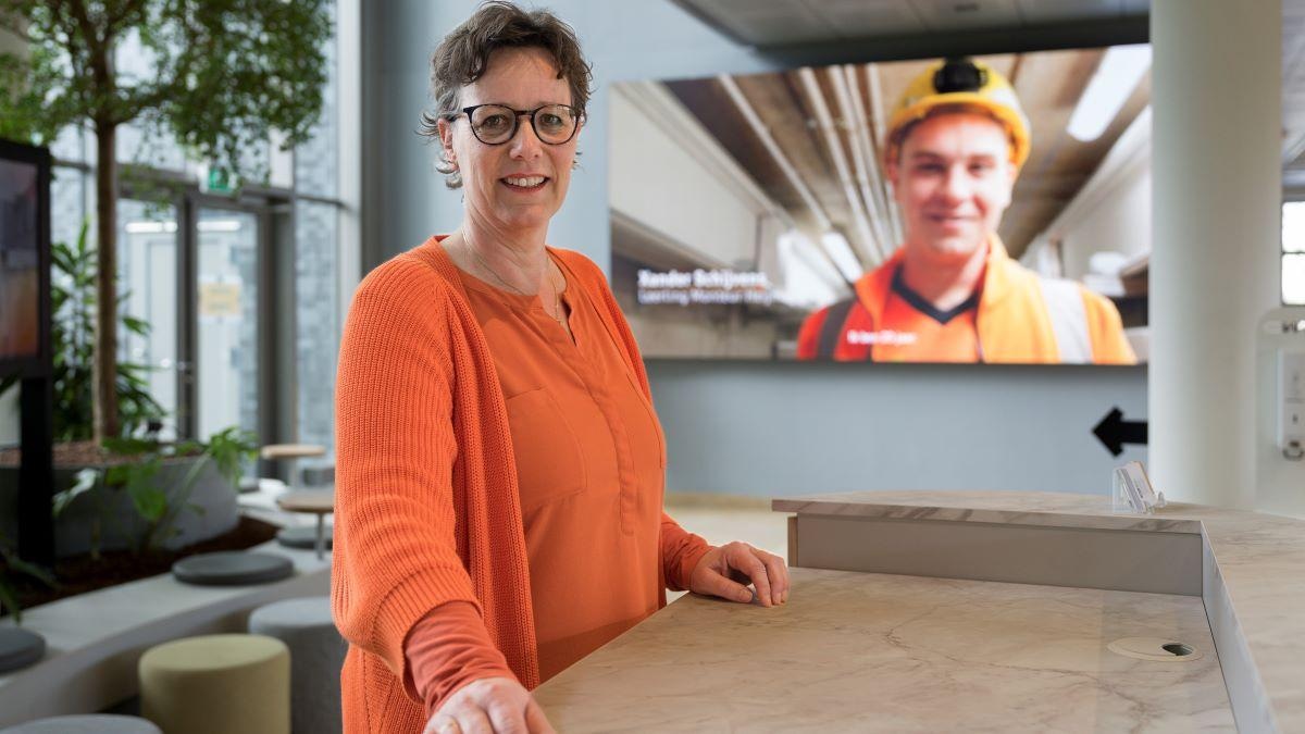 Receptioniste Annemarie van der Els-van den Elzen is nog de enige Van den Elzen bij bouwbedrijf Heijmans. Foto: Marc Bolsius