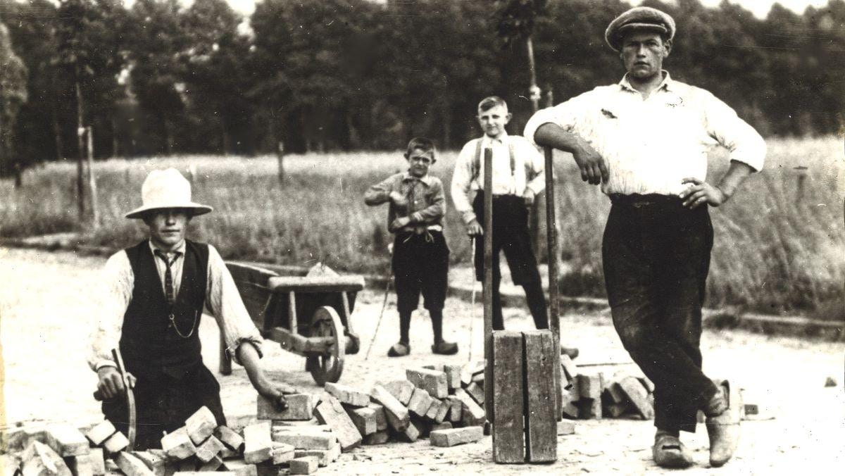 Jan Heijmans, de grondlegger van bouwbedrijf Heijmans, begon als stratenmaker (links). Rechts staat zijn zwager Pim van der Doelen. Foto: archief familie Heijmans