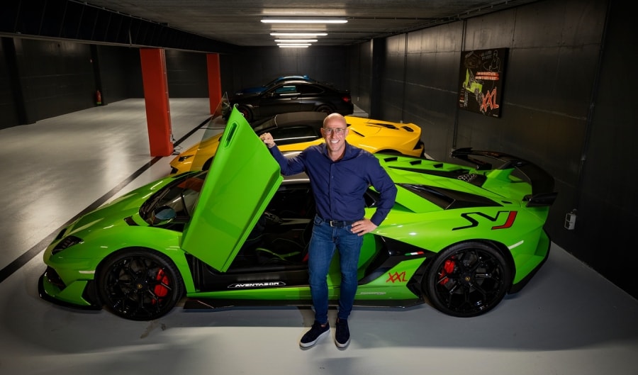 René van der Zel werkte ooit bij Essent, maar is met XXL Nutrition in Deurne groot geworden door het ontwikkelen van krachtvoer voor sporters. De miljonair heeft een autocollectie met deze felgroene Lamborghini Aventador SVJ als pronkstuk. Foto: René Manders/DCI Media