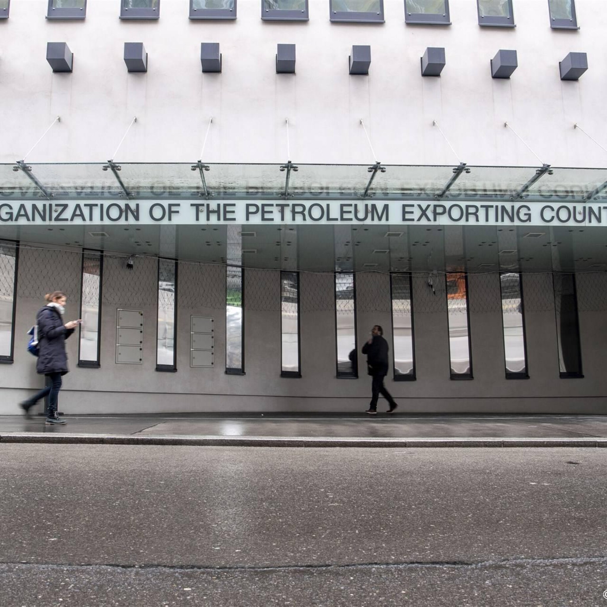 beurs focust zich op oliesector na productieverlaging opec