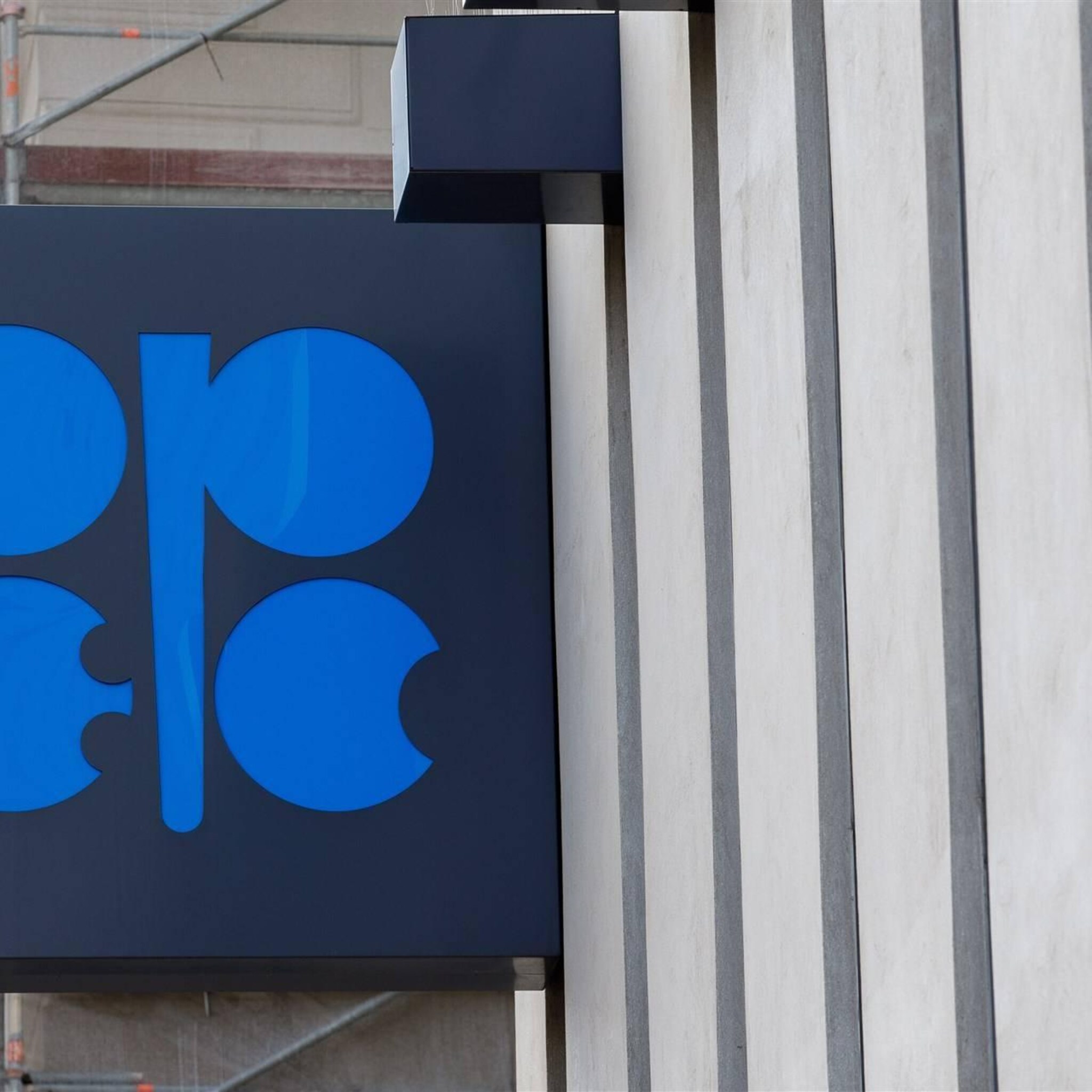 oliebedrijven omhoog op beurzen azie na productieverlaging opec