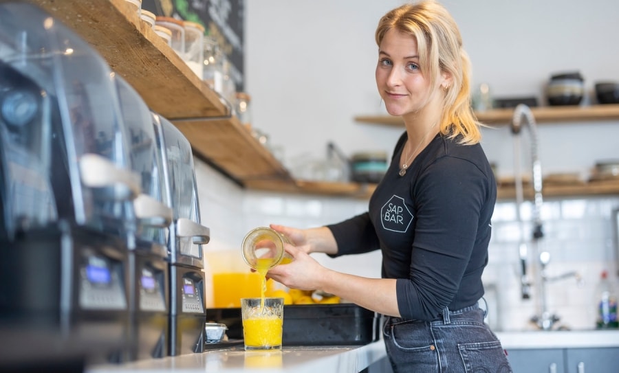 Daphne Van Heijningen van de SAP.BAR. Ze moet haar derde zaak sluiten. Foto: Thierry Schut