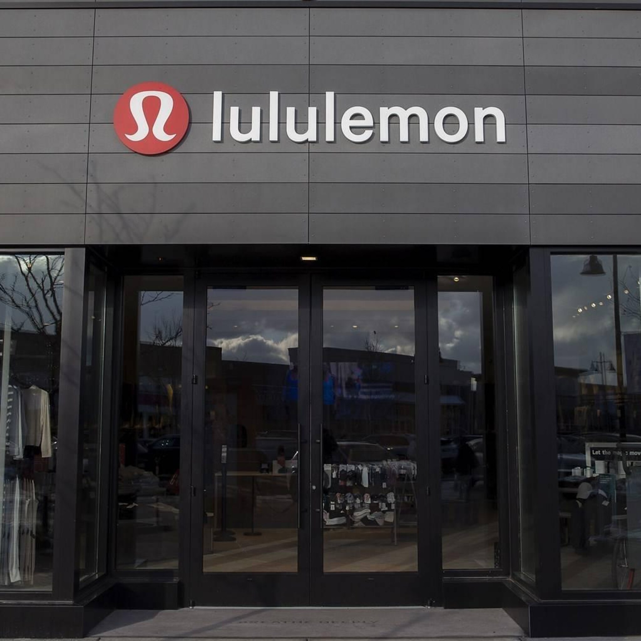 sportmerk lululemon fors hoger op positief wall street