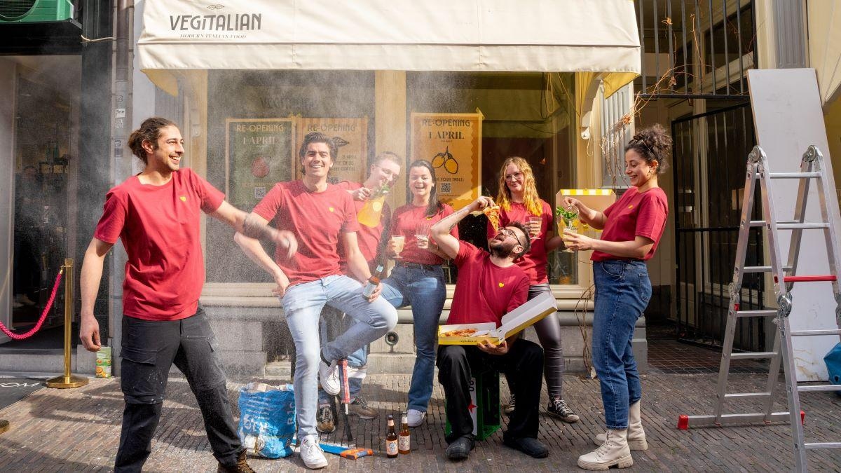 Het team van Vegitalian proost op de heropening van het restaurant aan de Utrechtse Schoutenstraat. Foto: studio.joos