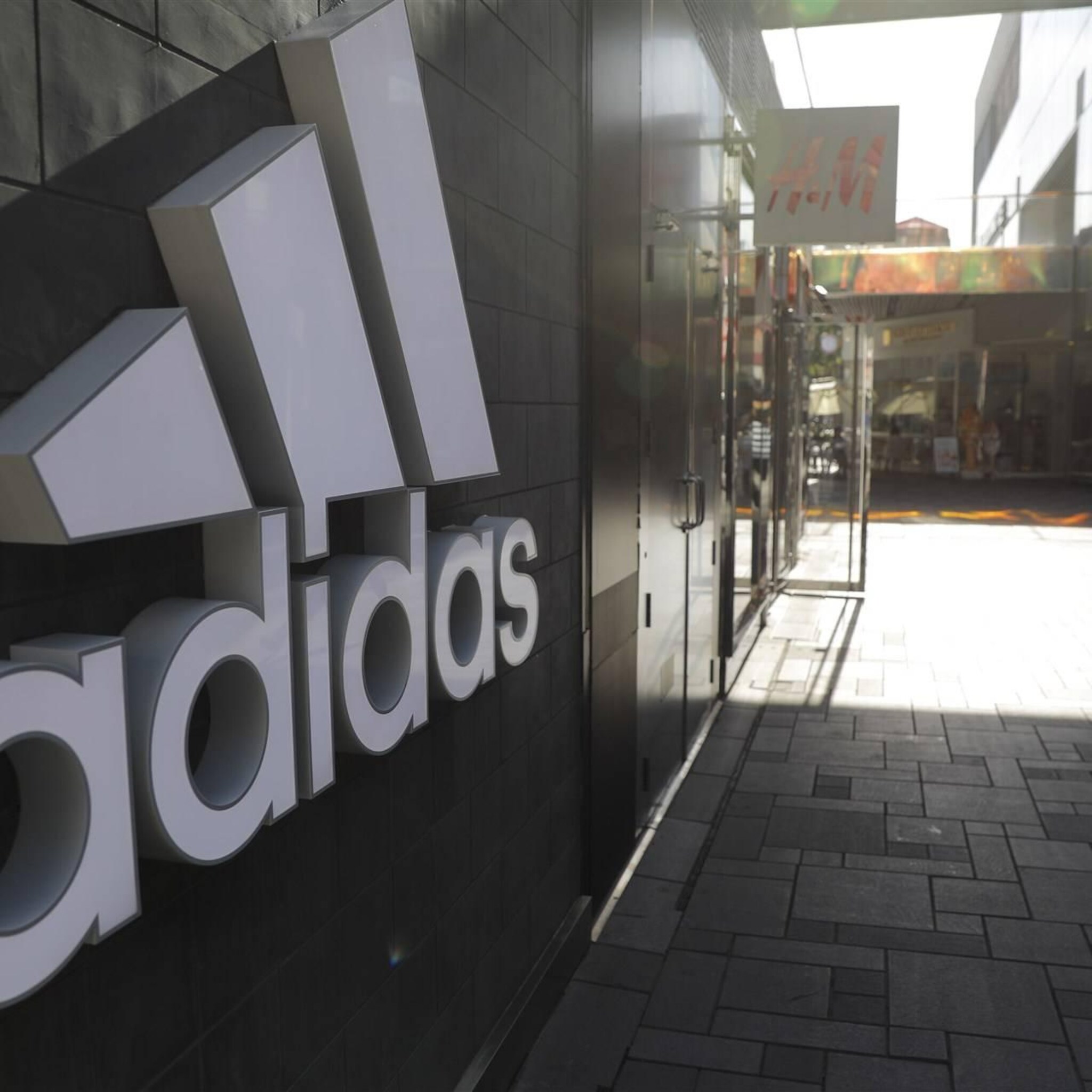 adidas kleding black lives matter schendt merkrechten