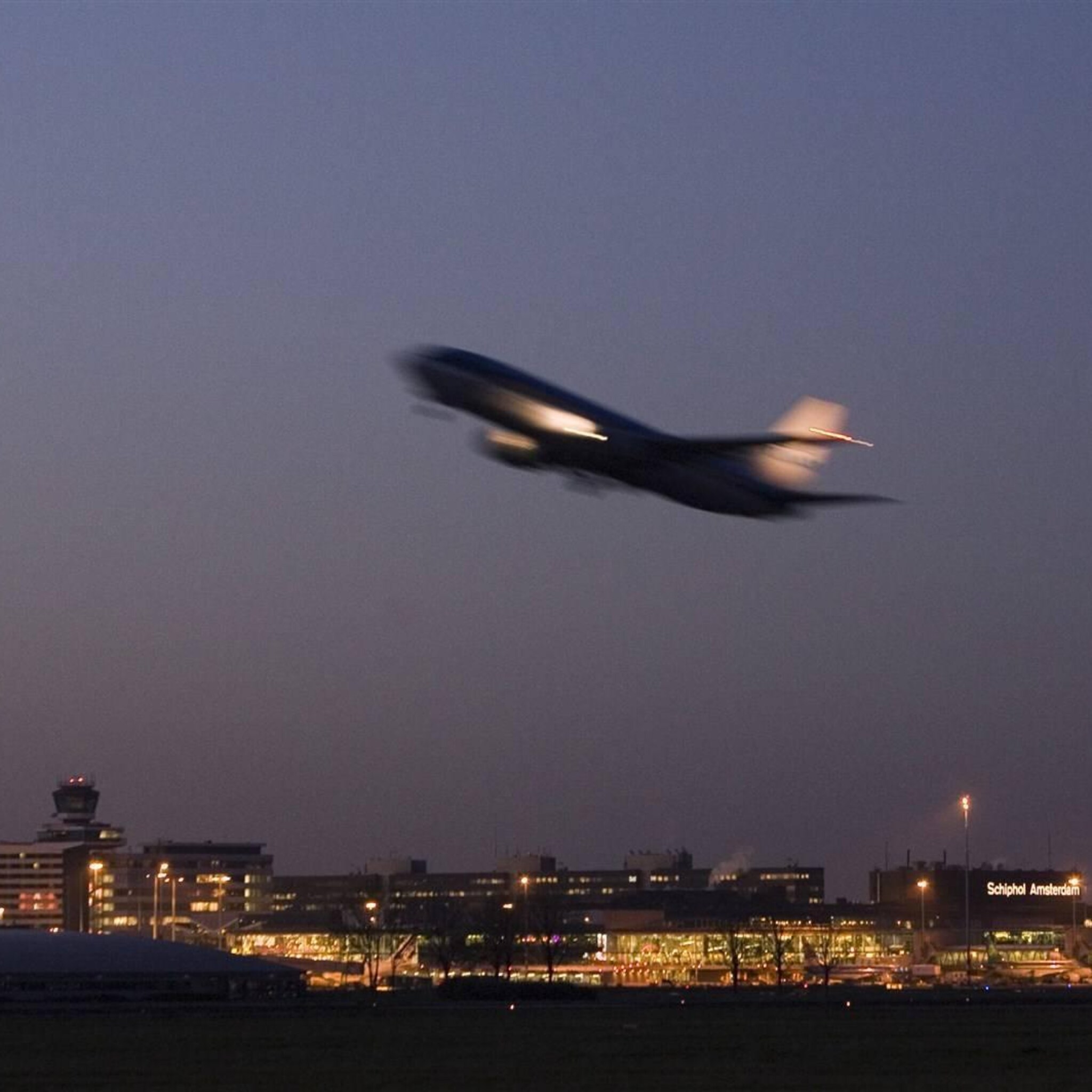 ilt meer waarschuwingen en boetes over nachtvluchten schiphol