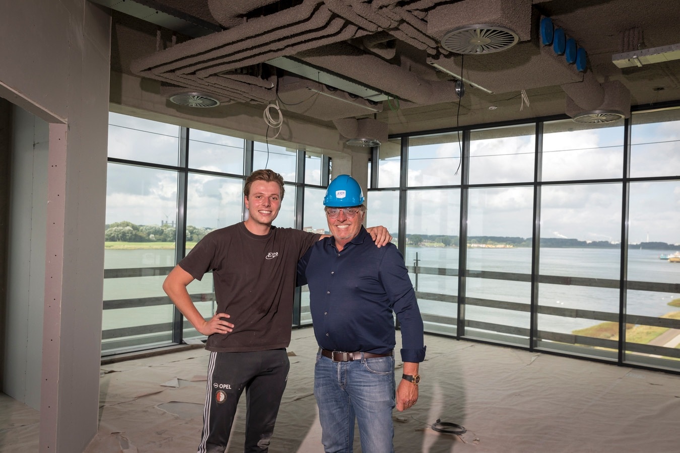 Gerrit en zijn zoon Max tijdens de bouw van het nieuwe bedrijfspand. Foto: Roel Dijkstra