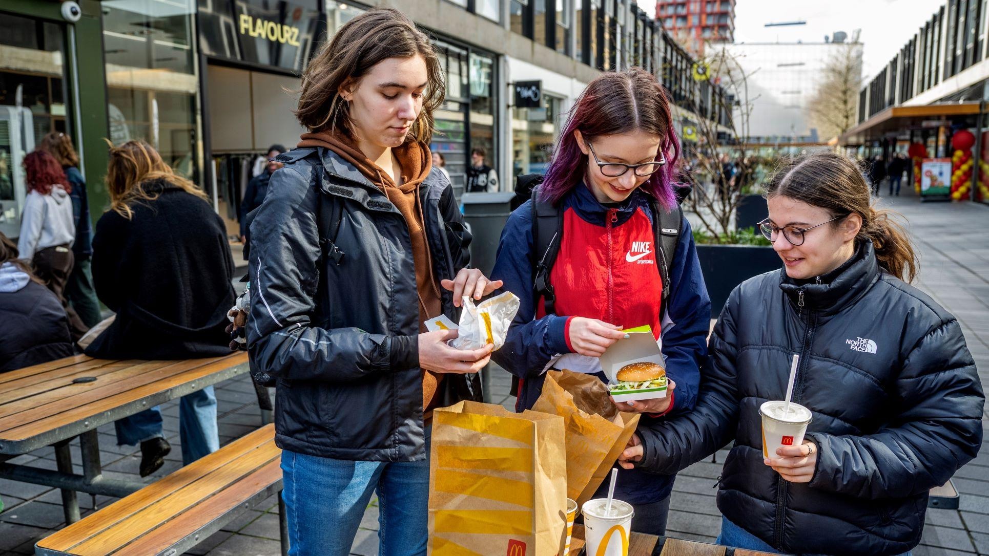 De Duitse vriendinnen Mercides (18), Pauline, (18) en Lucy (17) juichen gezond voedsel op de menukaart van fastfoodketens toe: 'Ook bij ons is overgewicht een groot probleem'. Foto: Frank de Roo