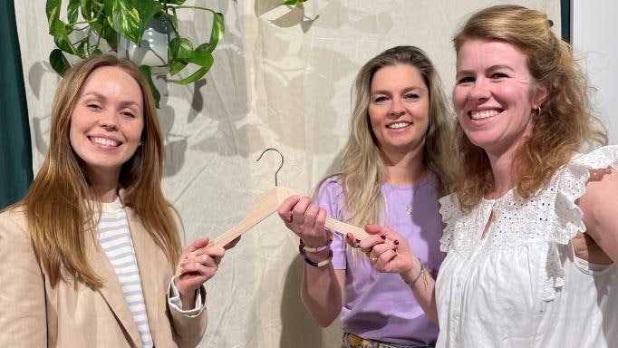 Laura Snijder (links) geeft het stokje over aan oprichter Sophie Stone, Anna Sophie Slingerland (links) en mede-eigenaar Esther Steen.