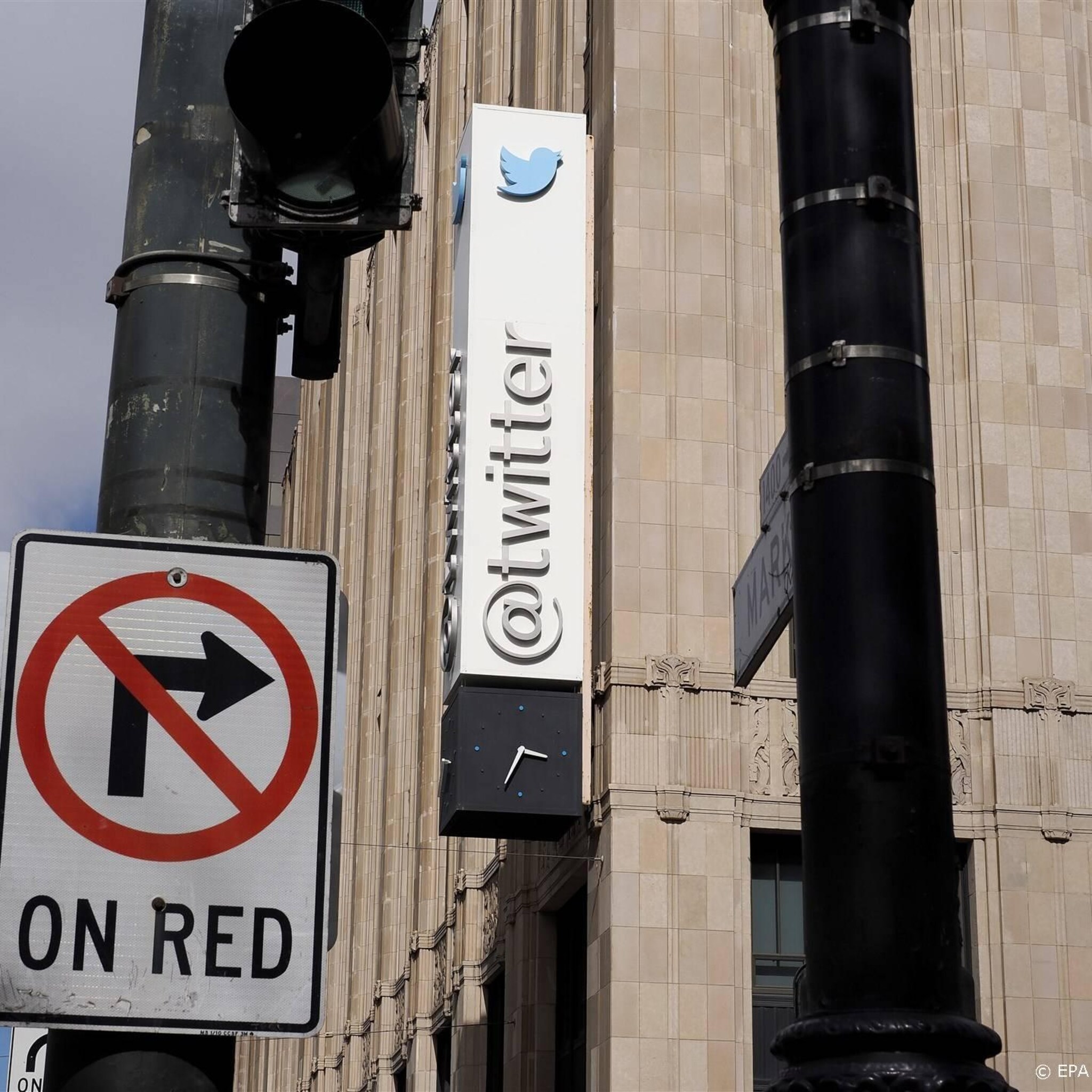 musk stelt dat twitter nog maar 20 miljard dollar waard is